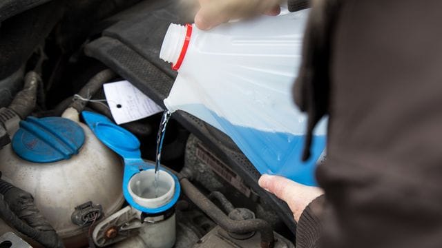 Wischwasser: Zum Nachfüllen eigenen sich auch Konzentrate zum Verdünnen.