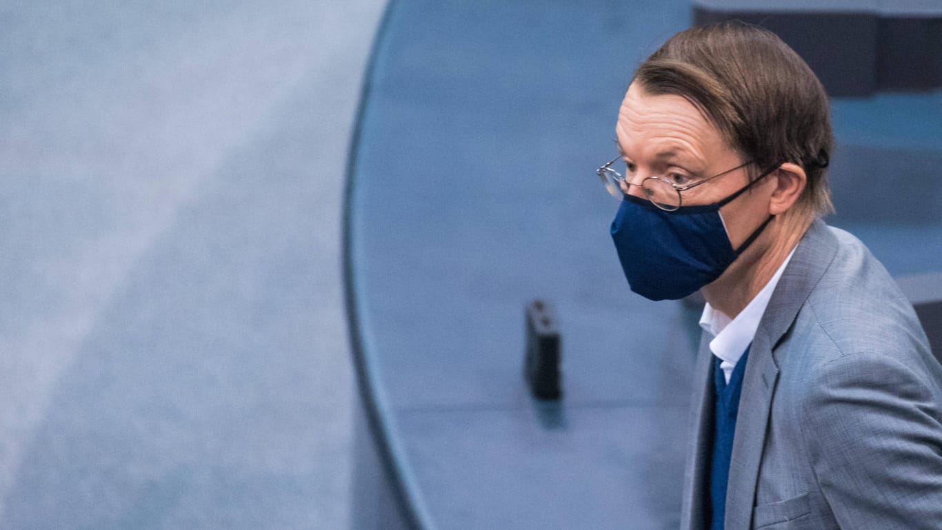 Karl Lauterbach trägt einen Mund-Nasen-Schutz: In Berlin ist ein Graffiti aufgetaucht, das den SPD-Politiker zeigt.