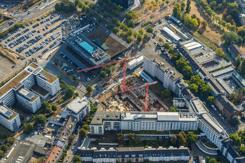 Baustelle in Düsseldorf (Symbolbild): Mit einem Immobilien-ETF beteiligt man sich an Unternehmen aus der Immobilienbranche.