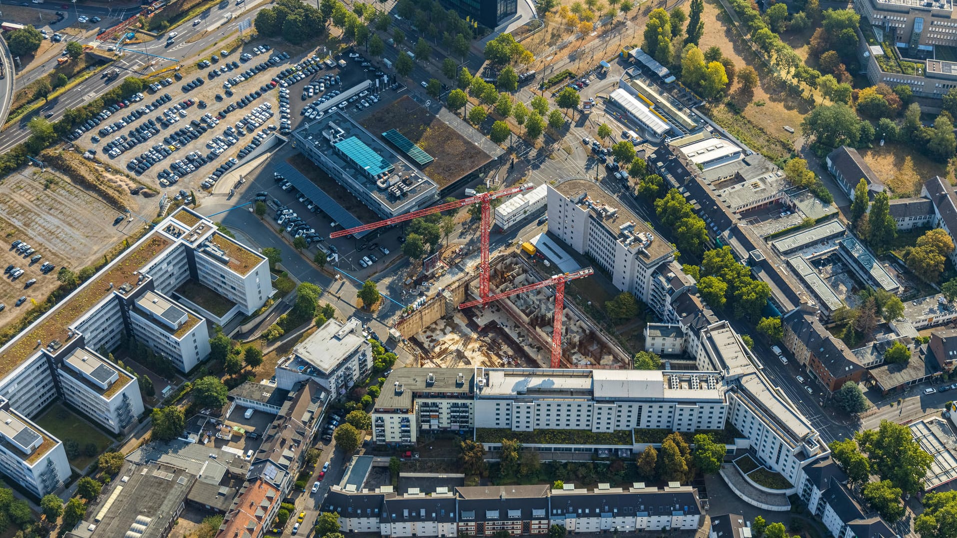 Baustelle in Düsseldorf (Symbolbild): Mit einem Immobilien-ETF beteiligt man sich an Unternehmen aus der Immobilienbranche.