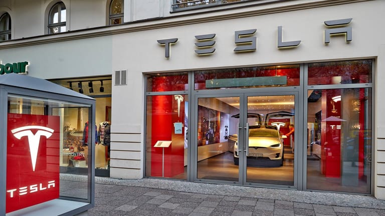 Der Showroom des Elektroauto-Pioniers Tesla, hier am Kurfürstendamm in Berlin (Archivbild): Unbekannte haben einen Showroom des Autobauers demoliert.