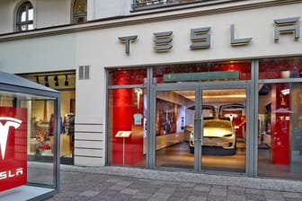 Der Showroom des Elektroauto-Pioniers Tesla, hier am Kurfürstendamm in Berlin (Archivbild): Unbekannte haben einen Showroom des Autobauers demoliert.