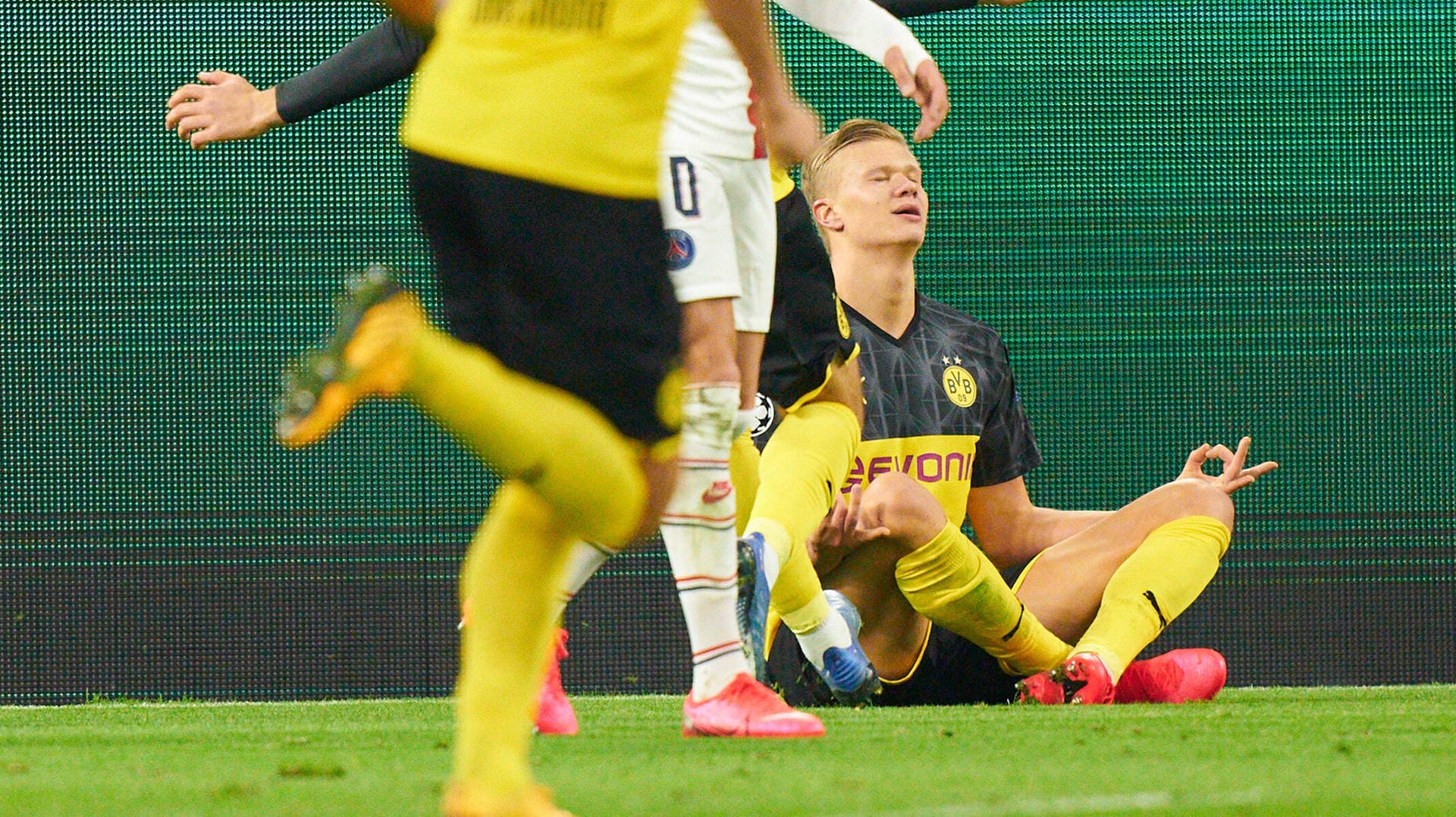 Erling Haaland beim Jubel: Hier zeigt der BVB-Star eine Yoga-Pose, während die Teamkollegen vor Freude angerannt kommen.