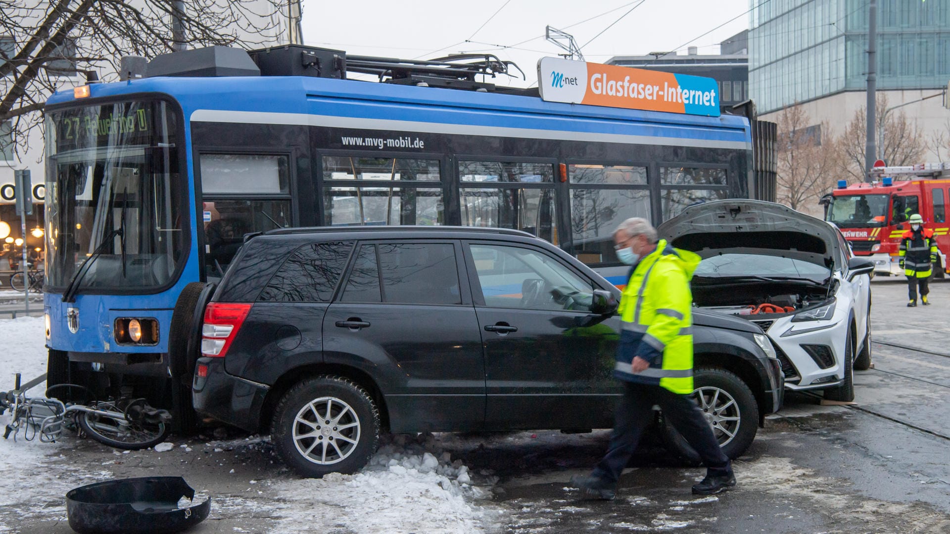Tram entgleist nach Kollision mit Auto: Bei dem Unfall in München sind vier Personen verletzt worden. Tram entgleist nach Kollision mit Auto: Bei dem Unfall in München sind vier Personen verletzt worden.