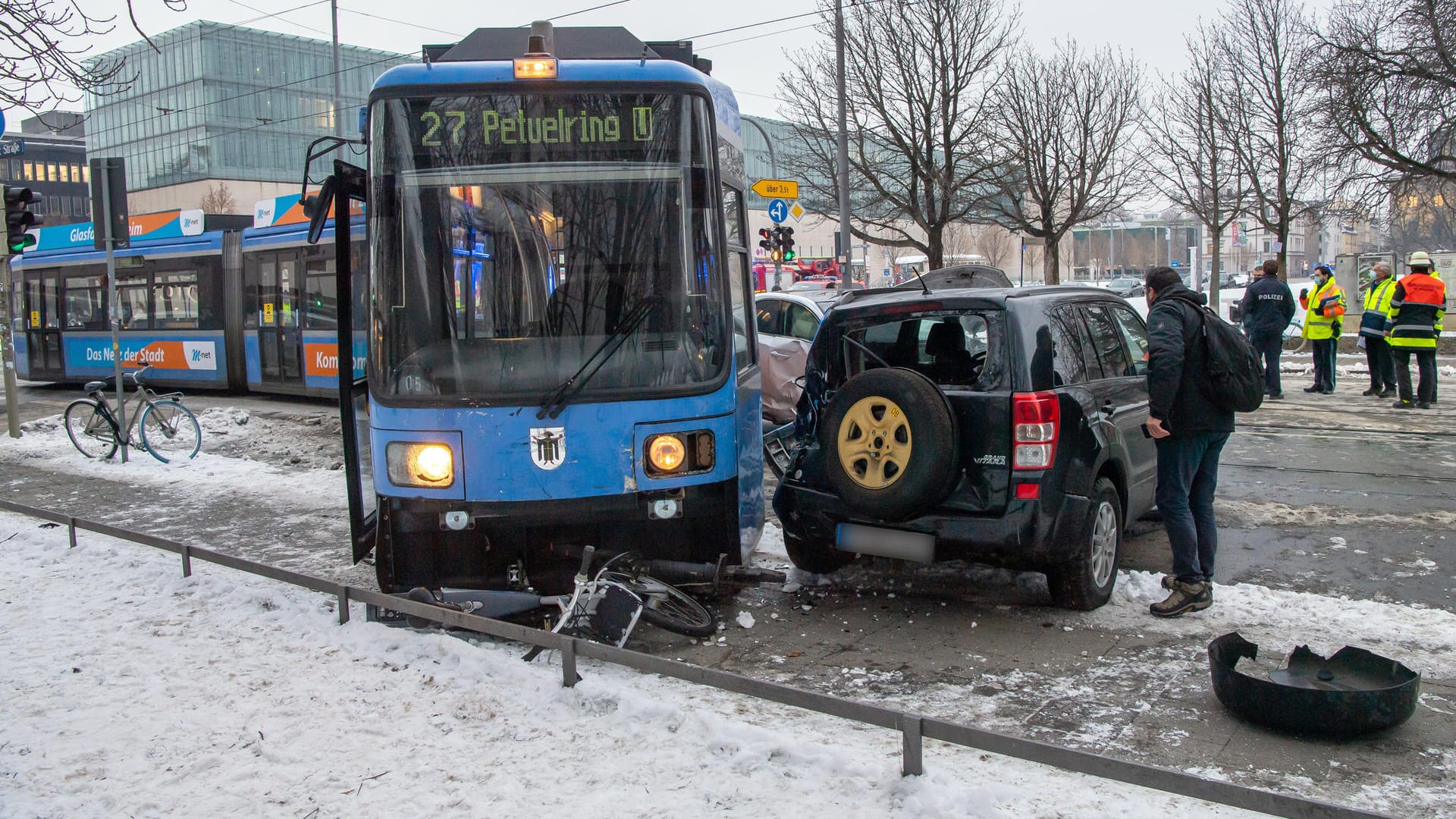 Die entgleiste Tram und zwei Autos: Die Kreuzung musste gesperrt werden. Die entgleiste Tram und zwei Autos: Die Kreuzung musste gesperrt werden.