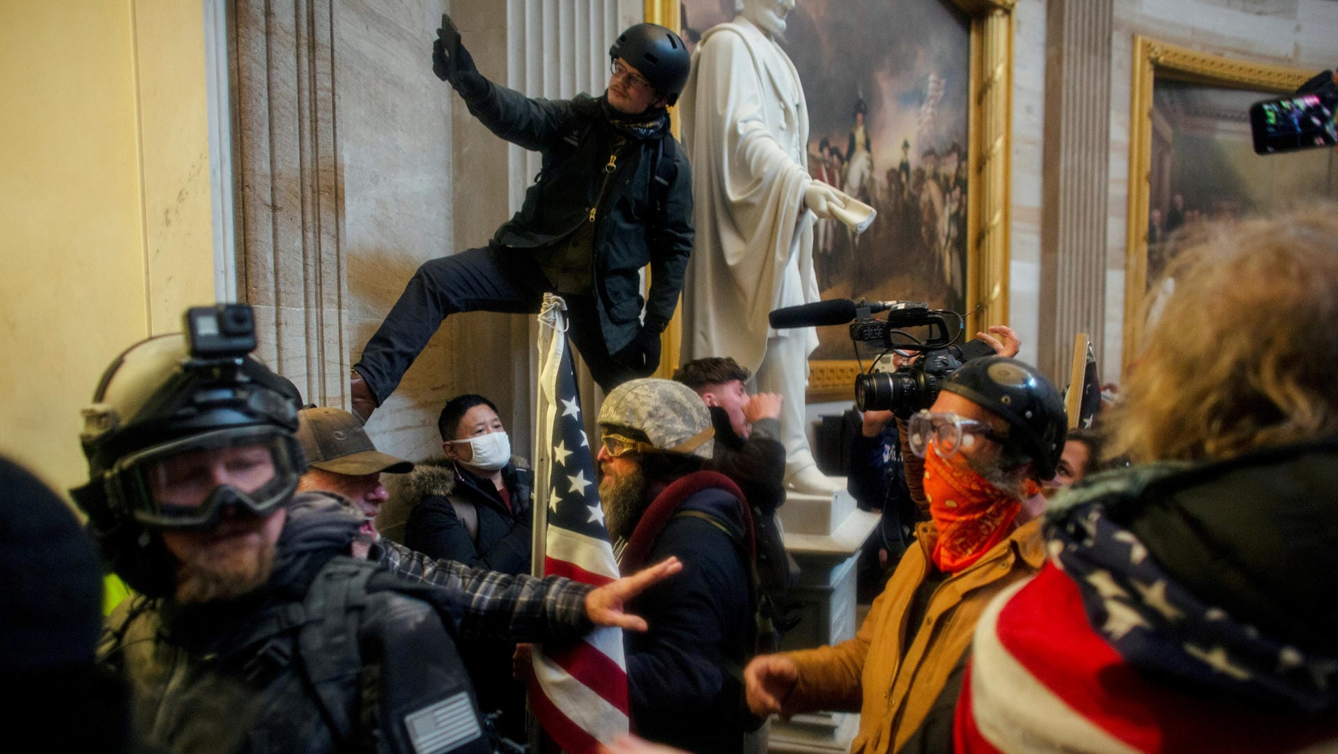 Mob im US-Kapitol: In Aufnahmen ertönen "Hängt Mike Pence!"-Rufe.