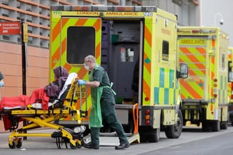 Virus OutbreakEin Patient kommt im Royal London Krankenhaus an: Die Zahl der Covid-Patienten auf den Intensivstationen steigt noch immer an.Britain