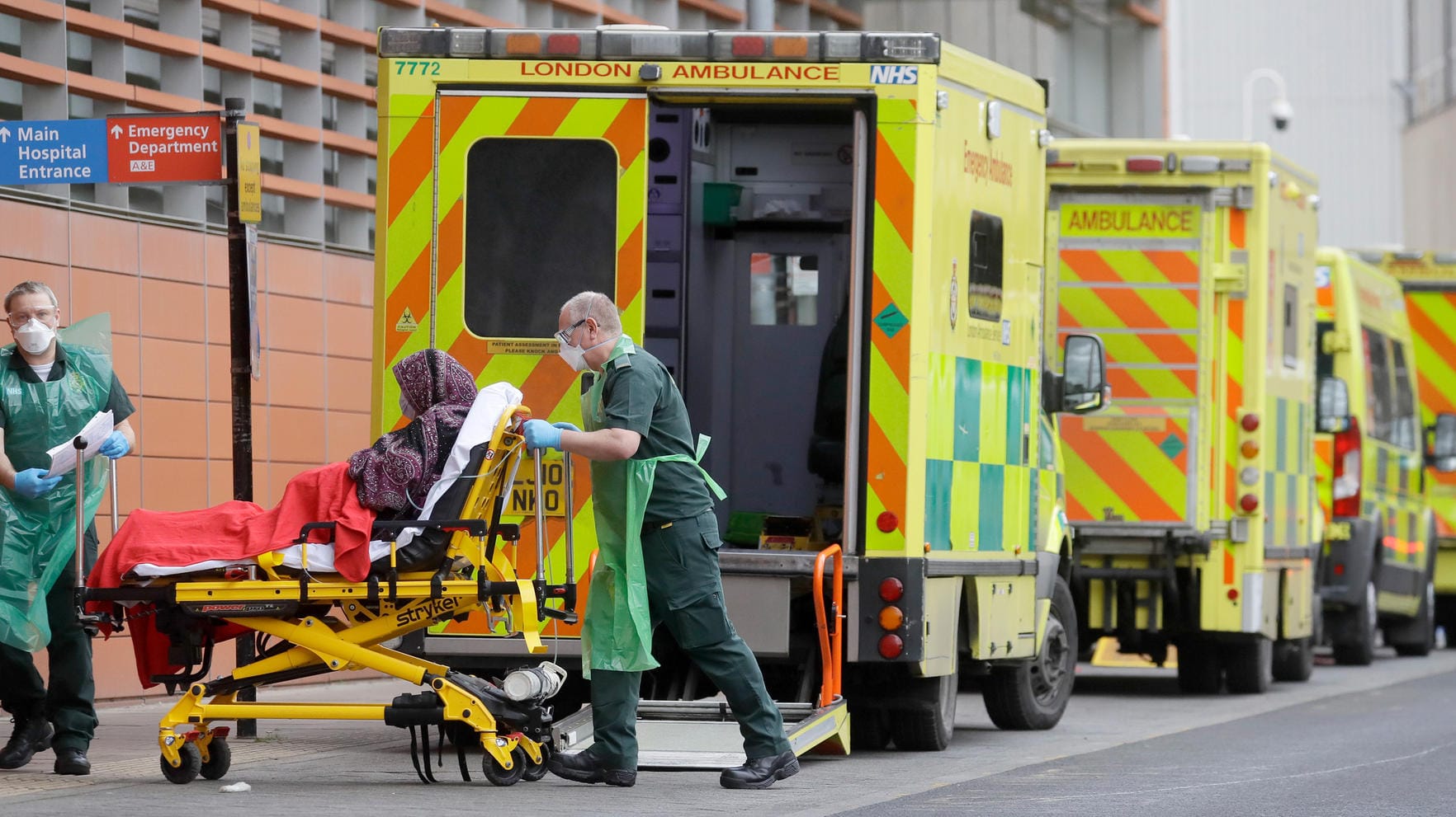 Virus OutbreakEin Patient kommt im Royal London Krankenhaus an: Die Zahl der Covid-Patienten auf den Intensivstationen steigt noch immer an.Britain