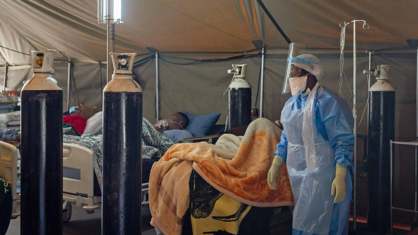 Szene in einer Notaufnahme im südafrikanischen Pretoria: Mit den Sauerstoffflaschen werden die Patienten beatmet.