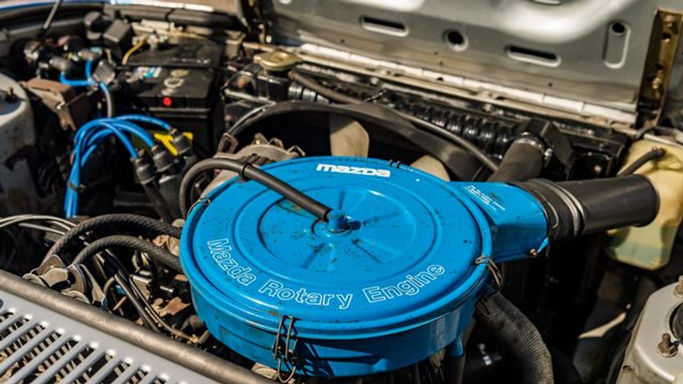 Hier geht's rund: Doch nur der Hinweis auf dem blauen Luftfilterkasten ("Mazda Rotary Engine") dürfte dem Laien einen Hinweis auf den Wankelmotor verraten.