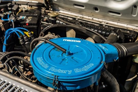 Hier geht's rund: Doch nur der Hinweis auf dem blauen Luftfilterkasten ("Mazda Rotary Engine") dürfte dem Laien einen Hinweis auf den Wankelmotor verraten.