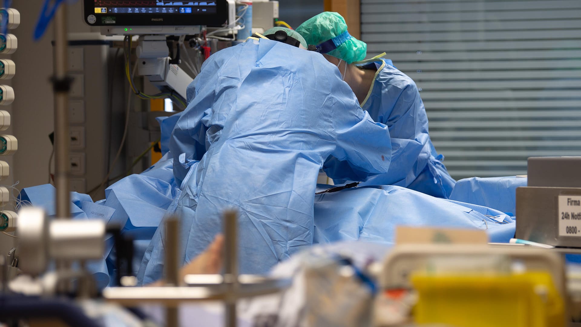 Ein Covid-Patient wird auf einer Intensivstation behandelt: Die gemeldeten Fallzahlen in Deutschland sind weiterhin auf hohem Niveau.