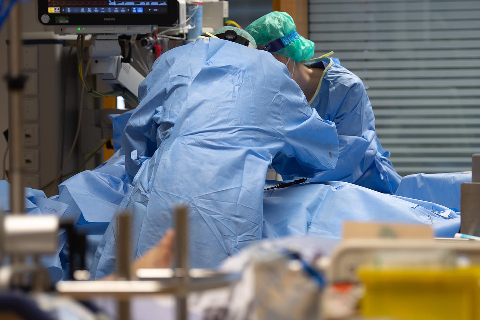 Ein Covid-Patient wird auf einer Intensivstation behandelt: Die gemeldeten Fallzahlen in Deutschland sind weiterhin auf hohem Niveau.