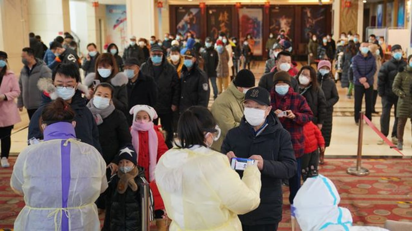 Einwohner registrieren ihre persönlichen Daten vor dem Corona-Test in einem Testzentrum in Shijiazhuang.