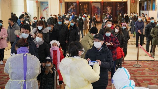 Einwohner registrieren ihre persönlichen Daten vor dem Corona-Test in einem Testzentrum in Shijiazhuang. Einwohner registrieren ihre persönlichen Daten vor dem Corona-Test in einem Testzentrum in Shijiazhuang.