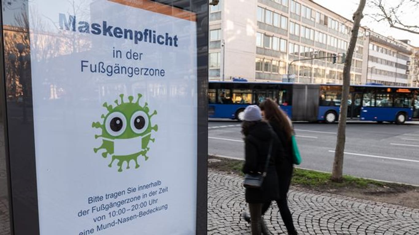 "Maskenpflicht in der Fußgängerzone": Der Lockdown schränkt das öffentliche Leben in Deutschland empfindlich ein.
