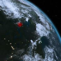 Blick auf dem Weltraum auf die Erde, Burundi in Afrika rot markiert.