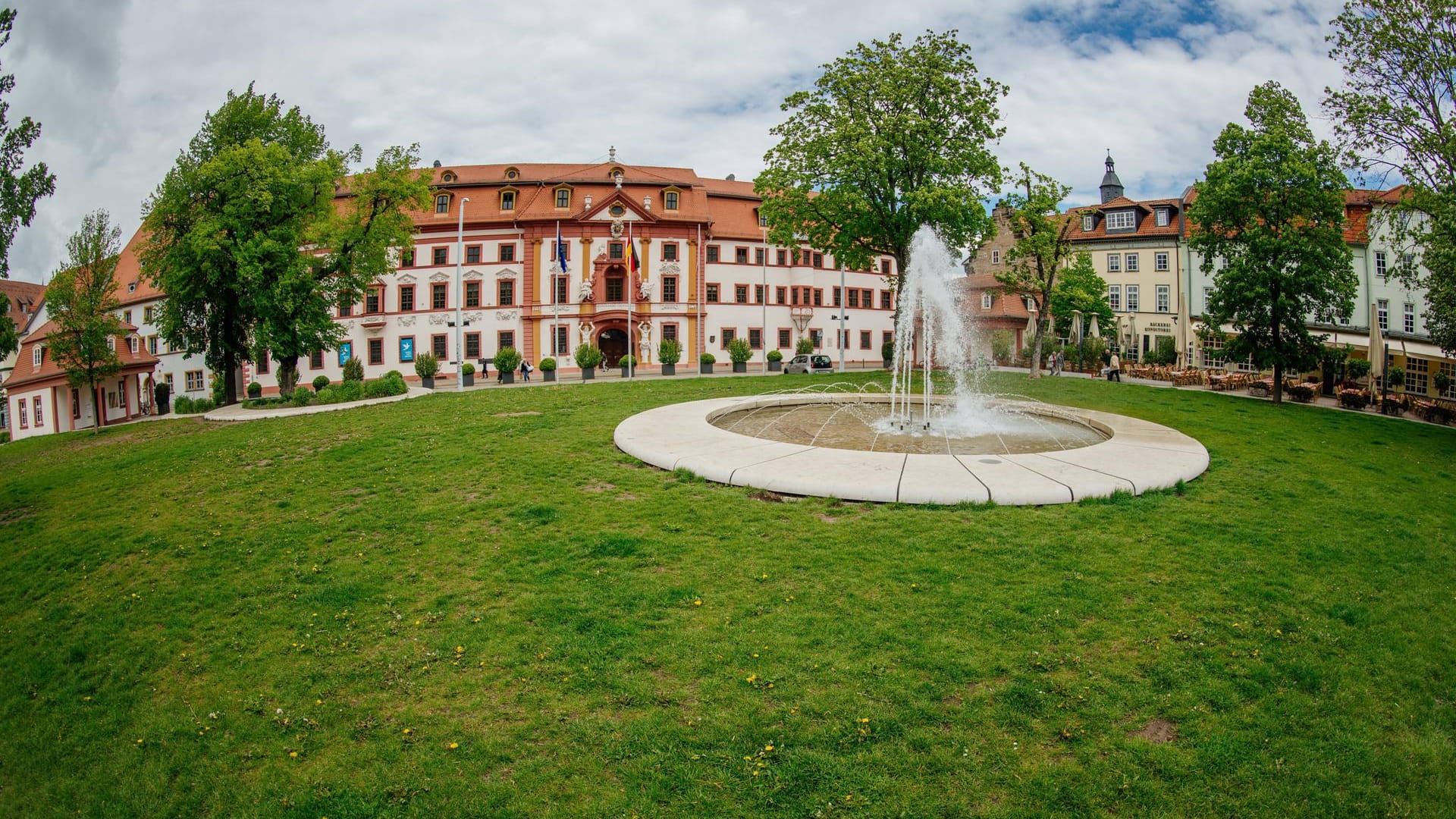 Blick auf den Hirschgarten und die gegenüberliegende Thüringer Staatskanzlei: Hier wurde eine Gruppe Jugendlicher angriffen und zum Teil schwer verletzt.