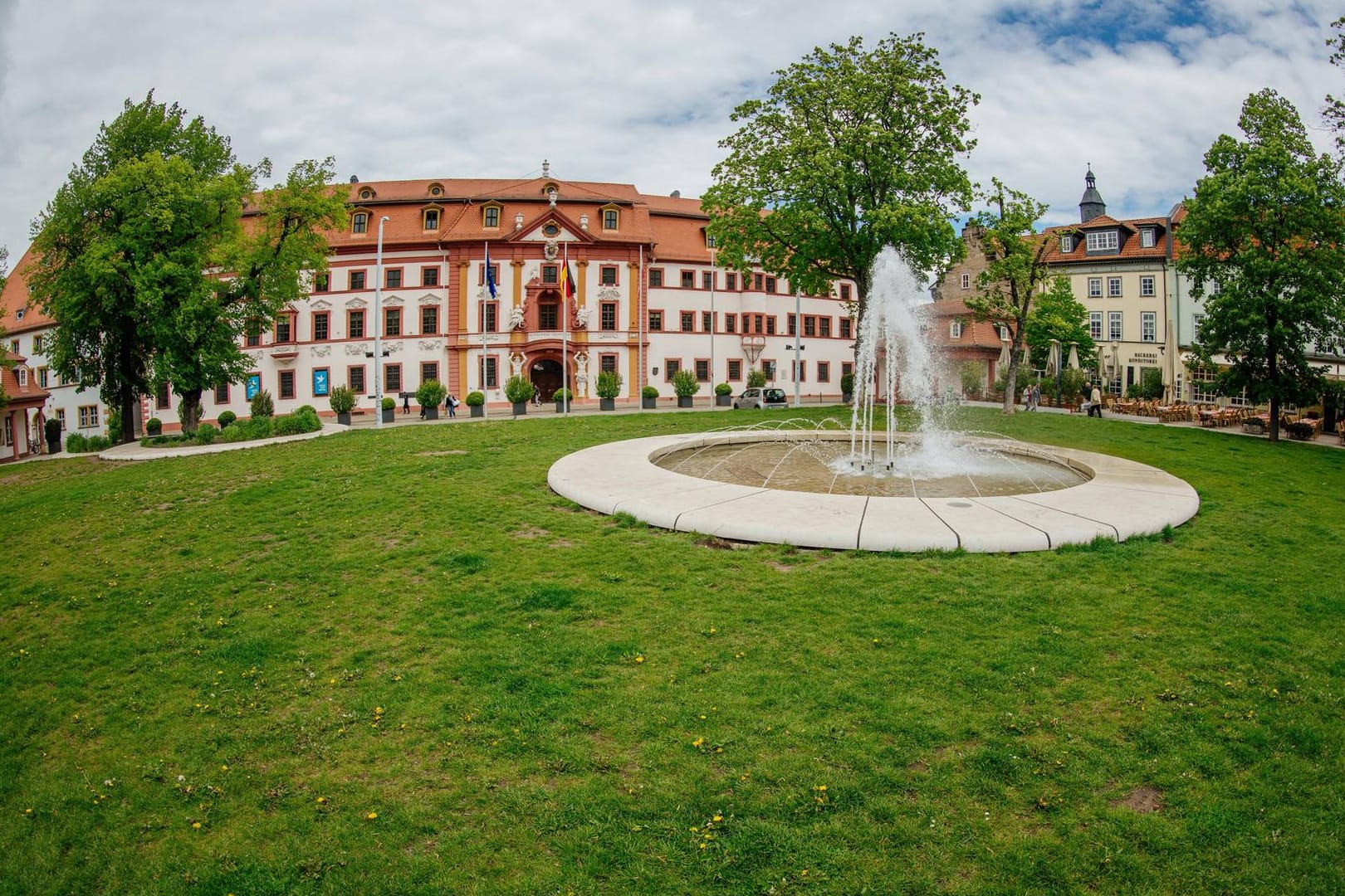 Blick auf den Hirschgarten und die gegenüberliegende Thüringer Staatskanzlei: Hier wurde eine Gruppe Jugendlicher angriffen und zum Teil schwer verletzt.