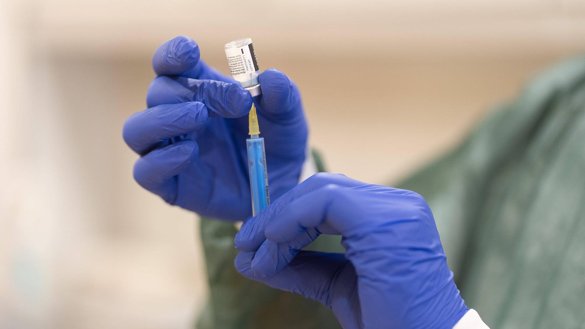 Eine Person mit blauen Gummihandschuhen zieht mit einer Spritze den Corona-Impfstoff auf (Symbolbild): Auf der Internetseite der Kassenärztlichen Vereinigung Westfalen-Lippe kann nun geschaut werden, wie viele Personen bereits geimpft worden sind.