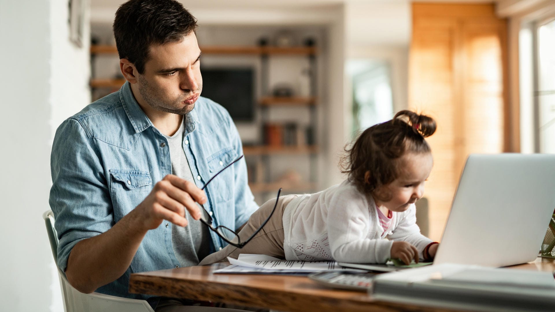 Homeoffice und zugleich Kinderbetreuung? Viele Arbeitnehmer haben damit im ersten Lockdown schlechte Erfahrungen gemacht.