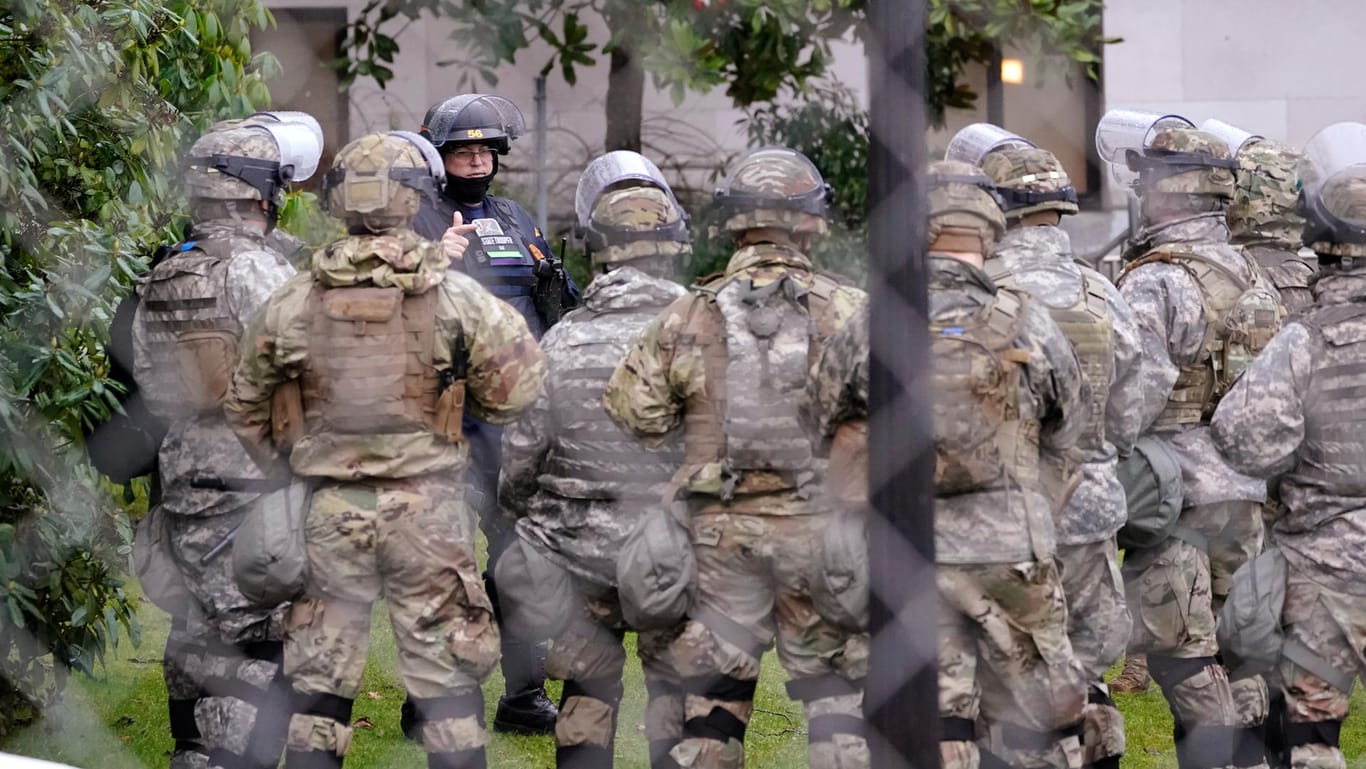 Soldaten der Nationalgarde in Washington: Bei der Vereidigung werden 16.000 Sicherheitskräfte im Einsatz ein.