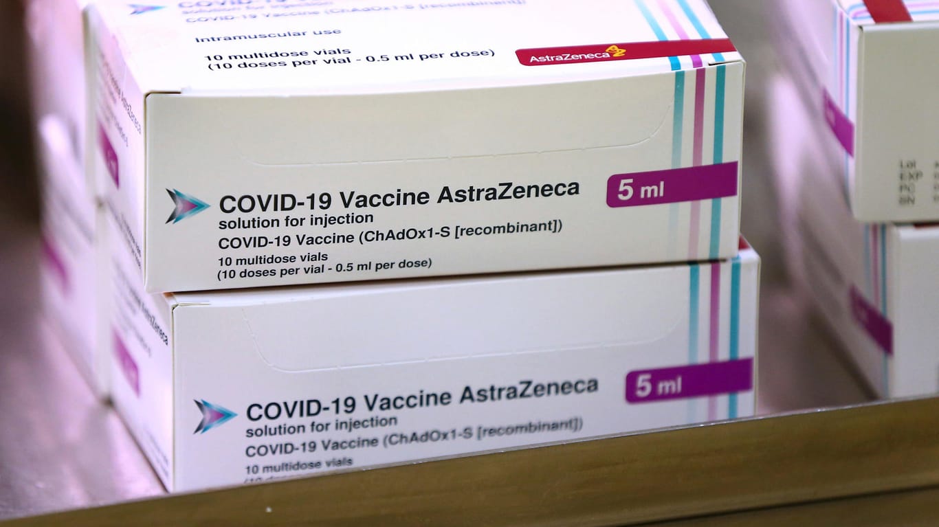 Impfstoff-Packung: In Großbritannien ist das Mittel von Astrazeneca schon seit gut einer Woche im Einsatz (Symbolbild).