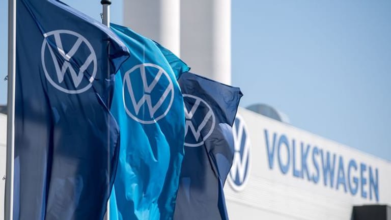 Fahnen mit VW-Logo (Symbolbild): Der Konzern hat deutlich weniger Wagen verkauft.