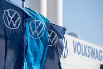 Fahnen mit VW-Logo (Symbolbild): Der Konzern hat deutlich weniger Wagen verkauft.