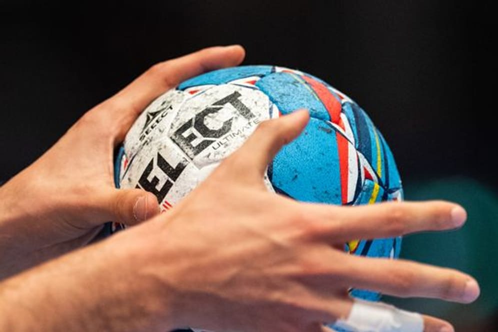 Bereits vor dem ersten Wurf hat das Thema Corona die Handball-WM in Ägypten erreicht.