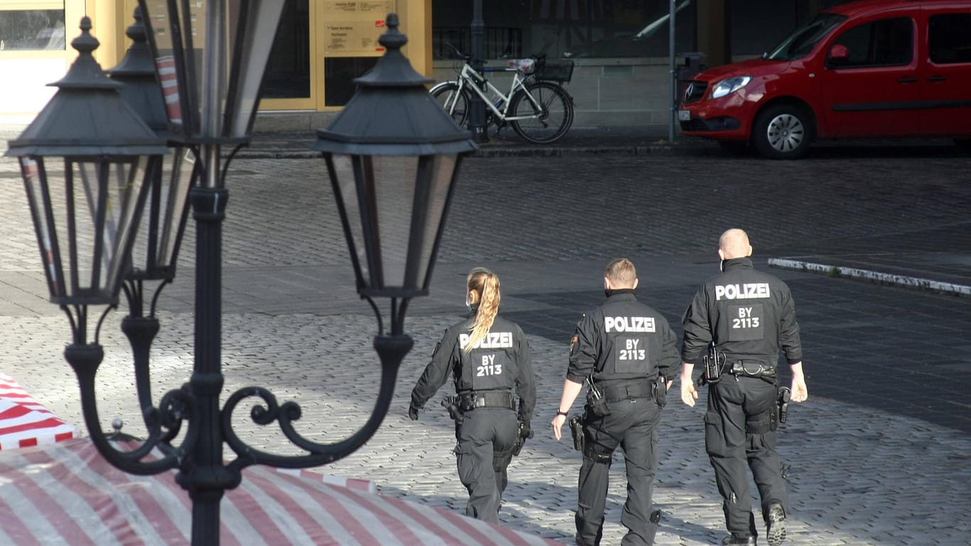 Polizei spaziert über den Hauptmarkt (Symbolbild): In Nürnberg stand eine Gaststätte unter Verdacht, illegal aufzumachen.