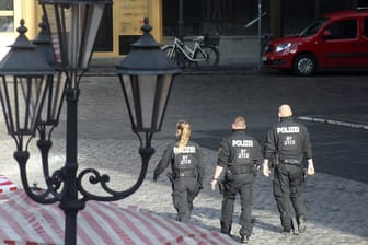 Polizei spaziert über den Hauptmarkt (Symbolbild): In Nürnberg stand eine Gaststätte unter Verdacht, illegal aufzumachen.