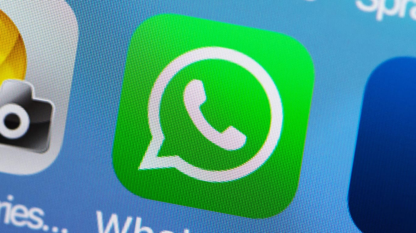 Das WhatsApp-Logo auf einem Handy: Der Messenger äußert sich zu Gerüchten.