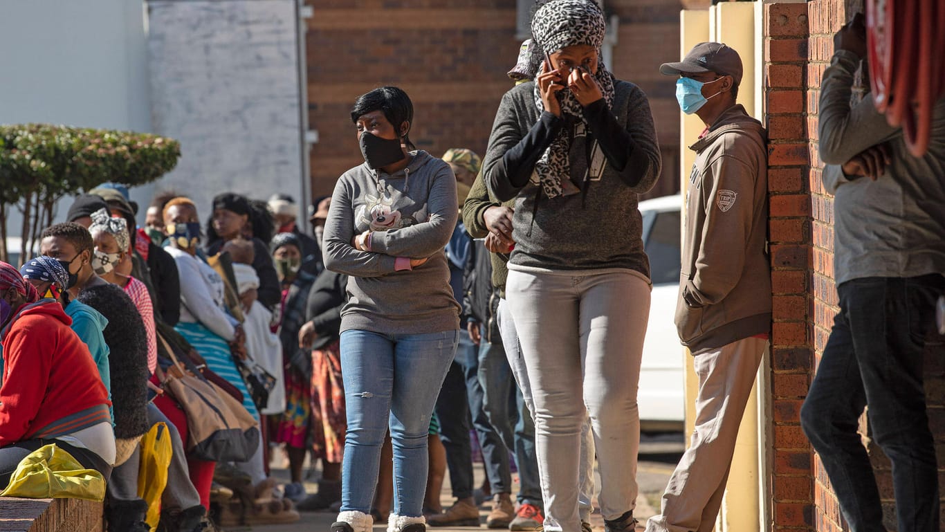 Menschen stehen für Essensmarken an: In Johannesburg hat sich die Lebenssituation für viele Menschen verschlechtert.