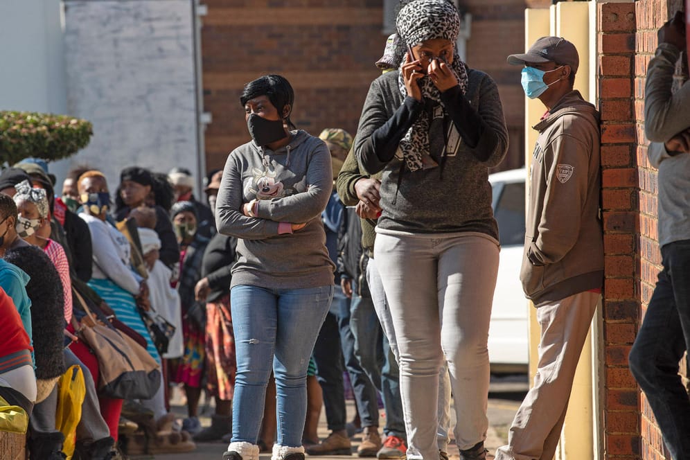Menschen stehen für Essensmarken an: In Johannesburg hat sich die Lebenssituation für viele Menschen verschlechtert.