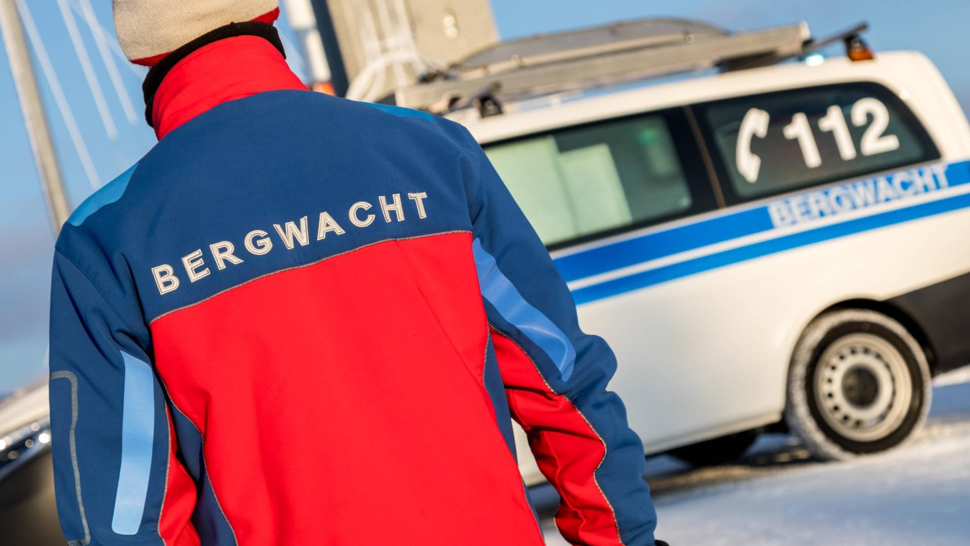 "Bergwacht" steht auf einer Jacke und einem Einsatzfahrzeug: Im Landkreis Garmisch-Partenkirchen haben die Retter einen verirrten Wanderer und seinen Sohn aufgefunden.