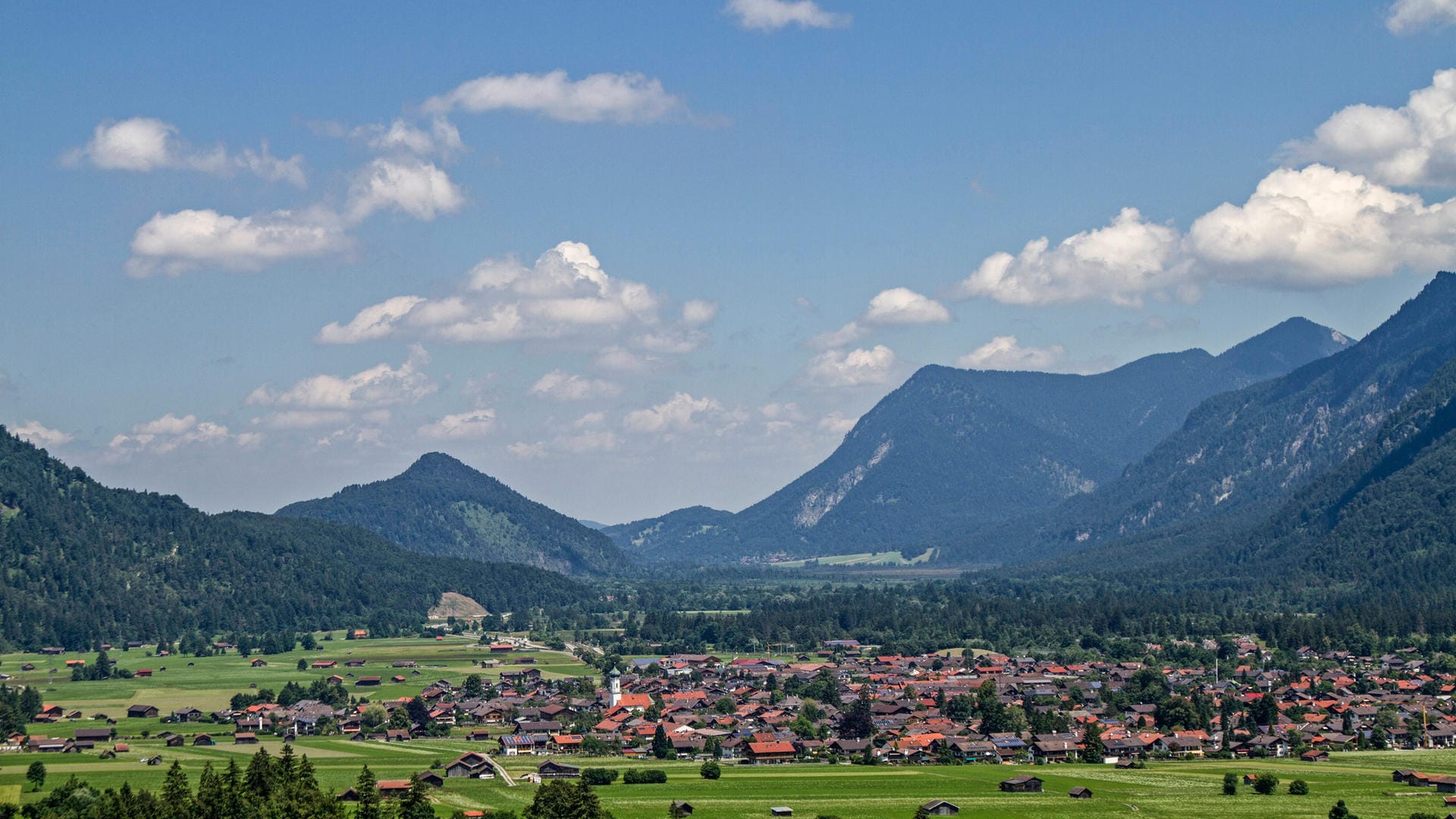 Die Gemeinde Farchant im Landkreis Garmisch-Partenkirchen: Hier haben sich ein Vater und sein Sohn beim Wandern verirrt.