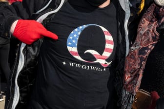 Ein T-Shirt mit dem Symbol der QAnon-Bewegung: Amazon hat angekündigt, Produkte der Bewegung von seiner Plattform zu verbannen.