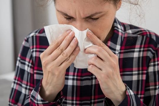 Ja, es gibt auch noch andere Krankheitserreger als das Coronavirus: Viele davon wurden im vergangenen Jahr in Deutschland aber deutlich seltener registriert.