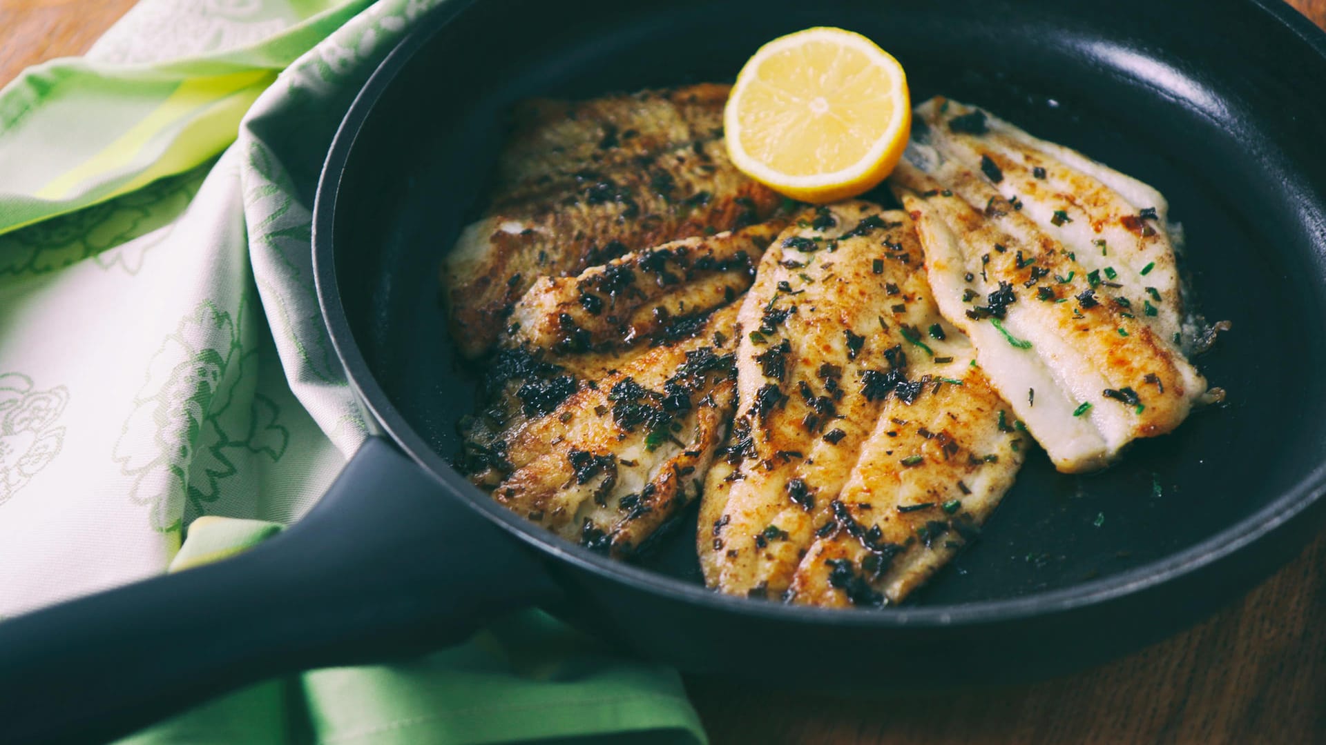 Fisch braten: Damit die Rotbarbe beim Braten schön flach bleibt, sollte man die Haut vorher besser einritzen.