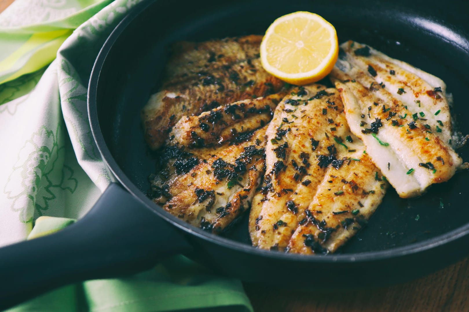 Fisch braten: Damit die Rotbarbe beim Braten schön flach bleibt, sollte man die Haut vorher besser einritzen.