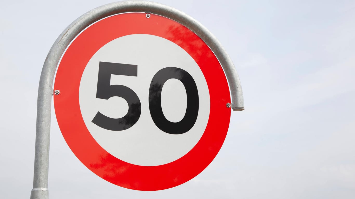 Ein Verkehrsschild zeigt Tempolimit 50 an (Symbolbild): Auf der Inneren Kanalstraße in Köln soll bald überall diese Höchstgeschwindigkeit gelten.