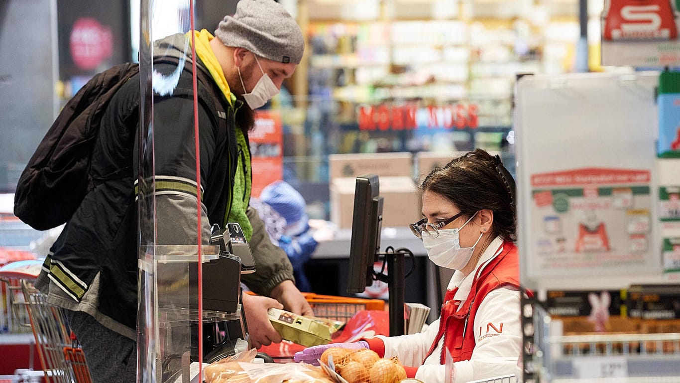 Supermarkt: Menschen, die an den Kassen arbeiten und viel Kundenkontakt haben, sind einem erhöhten Infektionsrisiko ausgesetzt. (Symbolbild)