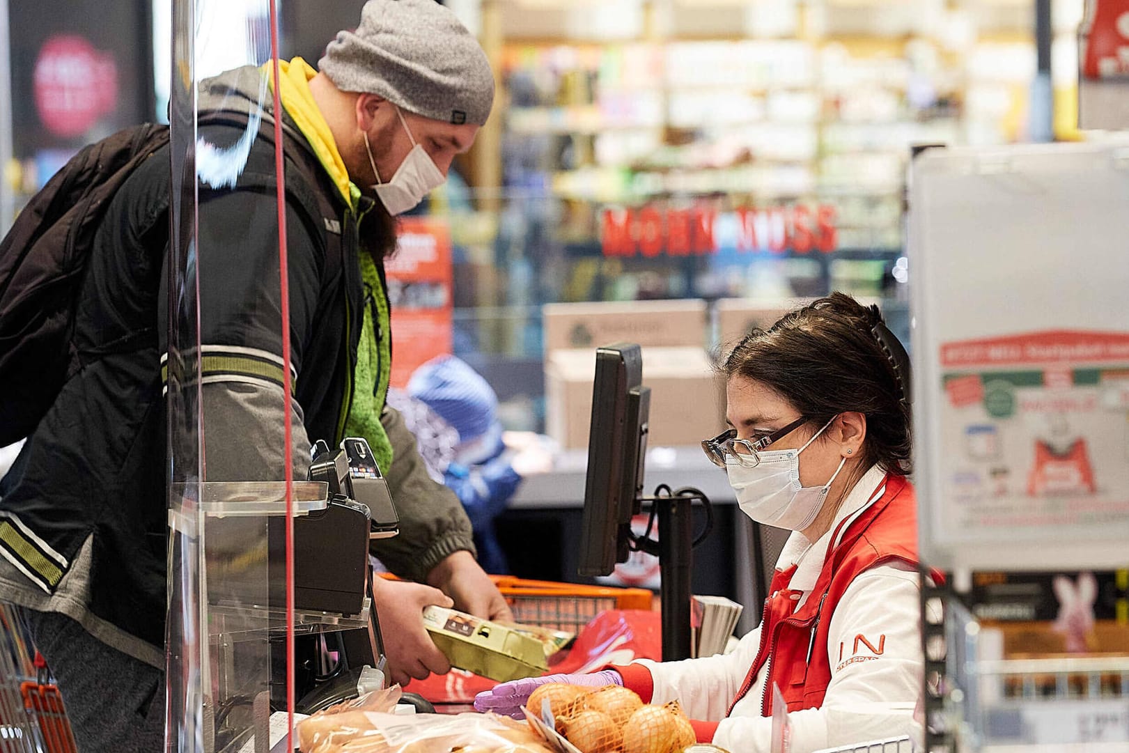 Supermarkt: Menschen, die an den Kassen arbeiten und viel Kundenkontakt haben, sind einem erhöhten Infektionsrisiko ausgesetzt. (Symbolbild)