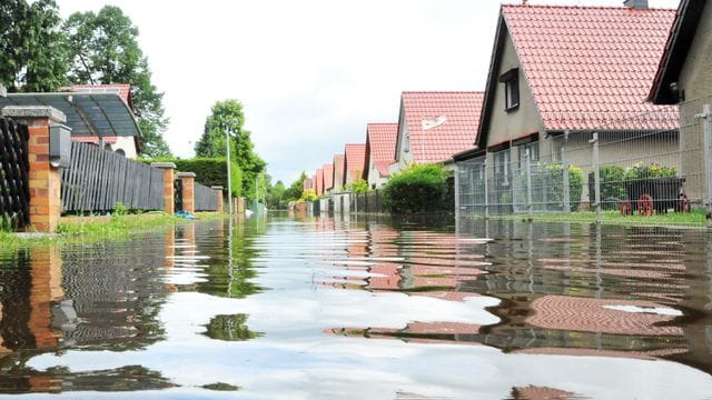 Schäden durch Starkregen oder auch Schneedruck werden nicht automatisch von der Versicherung übernommen.