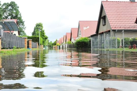 Schäden durch Starkregen oder auch Schneedruck werden nicht automatisch von der Versicherung übernommen.