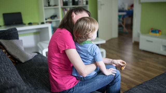Die verschärften Corona-Regeln in Schulen und Kitas treffen Familien und vor allem alleinerziehende Mütter und Väter hart. Die verschärften Corona-Regeln in Schulen und Kitas treffen Familien und vor allem alleinerziehende Mütter und Väter hart.