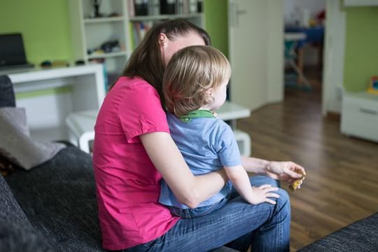 Die verschärften Corona-Regeln in Schulen und Kitas treffen Familien und vor allem alleinerziehende Mütter und Väter hart.