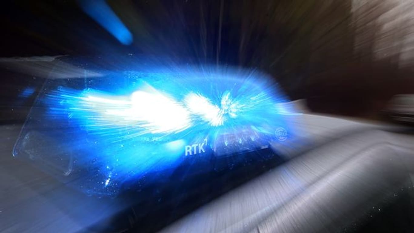 Ein Streifenwagen mit Blaulicht (Symbolbild): Ein 22-Jähriger hat sich eine Verfolgungsfahrt mit der Polizei geliefert.