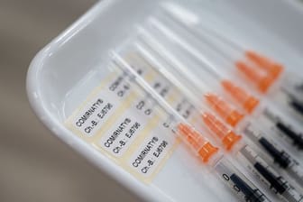 Sechs Spritzen mit Covid-19-Impfstoff von Biontech/Pfizer liegen im Impfzentrum (Symbolbild).